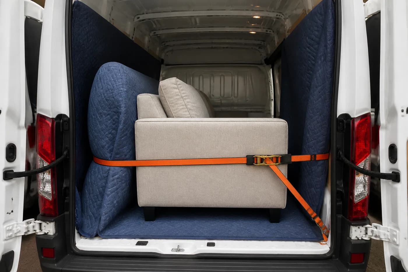 Möbel sicher im Transporter verstaut