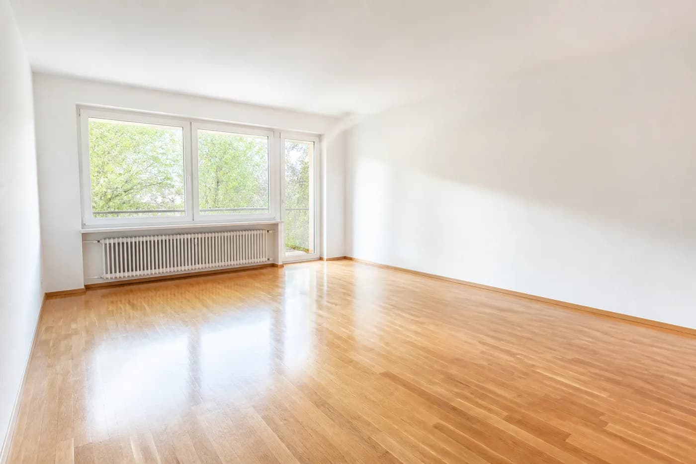 Nach dem Umzug: aufgeräumtes, eingerichtetes Wohnzimmer in der neuen Wohnung