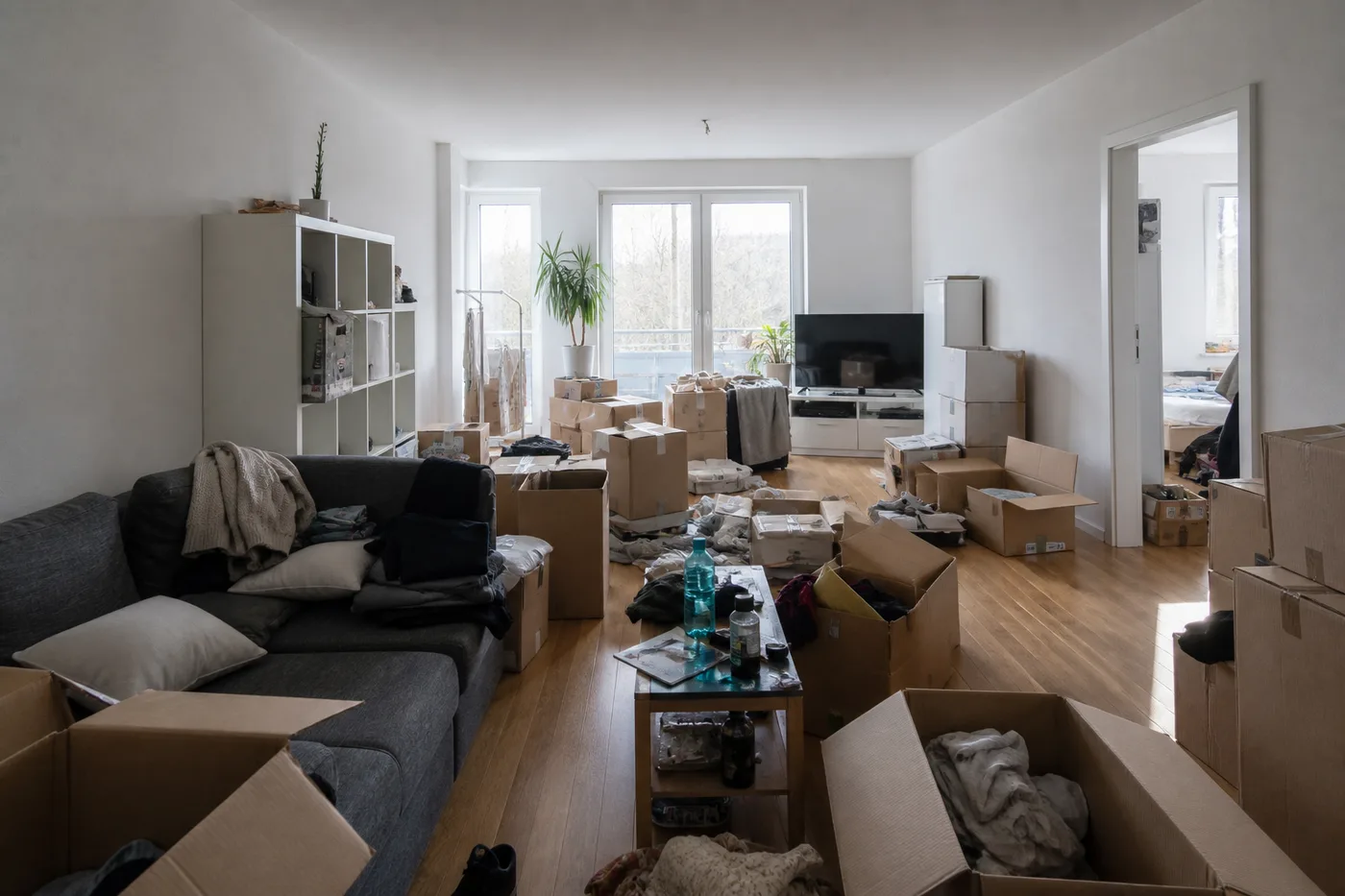 Vor dem Umzug: Wohnung mit Kartons, verpackten Möbeln und Umzugsvorbereitung