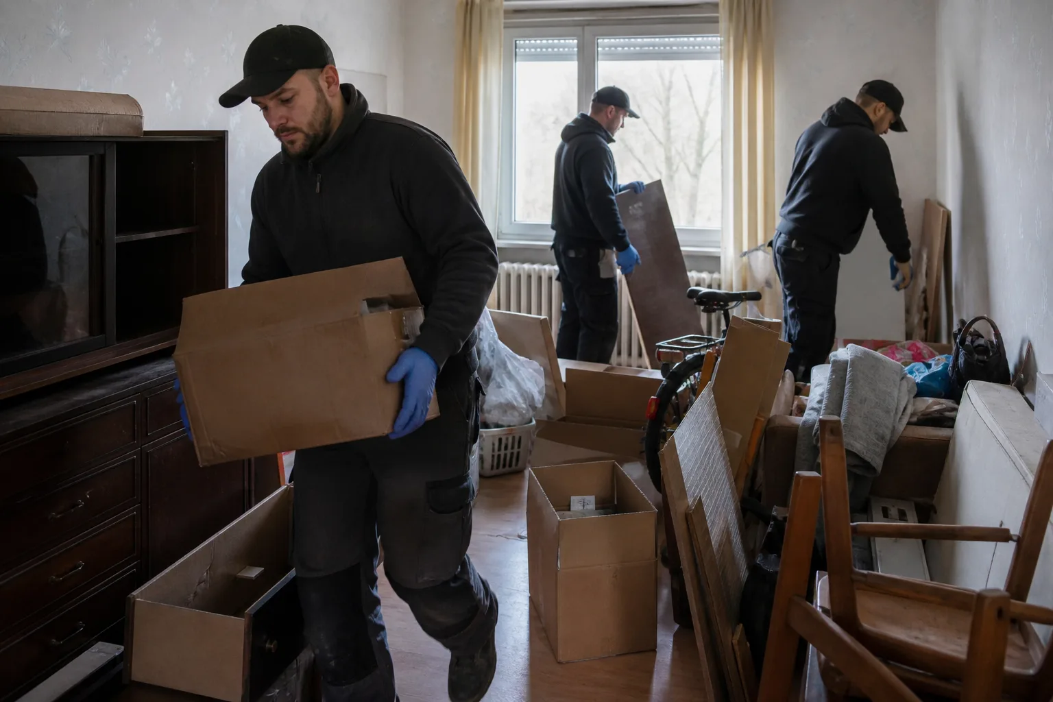 Entrümpelungsteam beim Räumen einer Wohnung – Blitsa Umzüge & Transporte